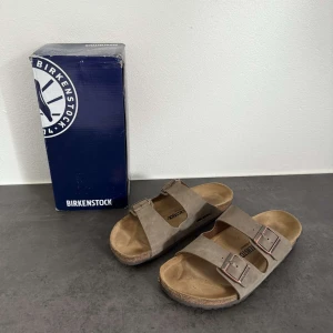 Birkenstocks tofflor - Birkenstock tofflor i ny skick | Storlek 43 | Box medföljer | Skriv vid funderingar |