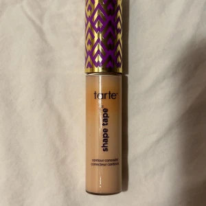Tarte Shape Tape Concealer 22B Light Beige - Tarte concealer i shade 22b light beige. Köpte den i början av Juni denna året fast den va inte min färg 💔💔 Köpte i sephora. Jag provade den en gång fast de såg inte bra ut så jag säljer den ✌️ priset kan diskuteras!!!!