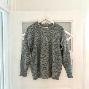 Grå stickad tröja från Abercrombie & Fitch - Mysig grå stickad tröja från Abercrombie & Fitch. Storlek XS/S och passar mig som vanligtvis har S,ä då den är något oversized. Nypris ca 700kr