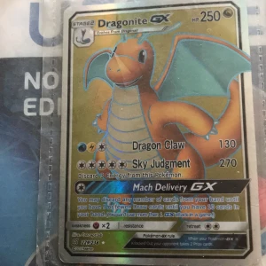 Dragonite colletcion  - Cool Dragonite GX Pokémon-kort med glänsande yta och kraftfulla attacker som Dragon Claw och Sky Judgment. Perfekt för samlare och Pokémon-fans som vill boosta sin kortlek med en legendarisk drake. Kortet är från 2019 och har en unik design som sticker ut i samlingen.
