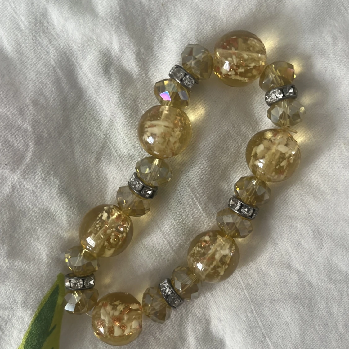 Glittrigt gult pärlarmband - 2