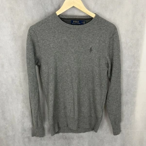Ralph Lauren stickad - Riktigt soft stickad raffe tröja i storlek S, passar även XS. Modellen är 185