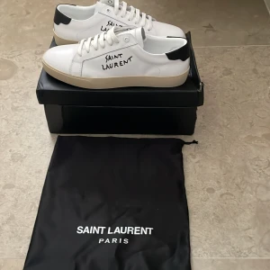 Saint Laurent skor - Ett par riktigt snygga saint Laurent skor! Väldigt bra kvalitet och passform. Deras klassiska sko design som passar riktigt bra! Köpta på en butik som hette Corner i mallorca! Priset är ej hugget i sten.