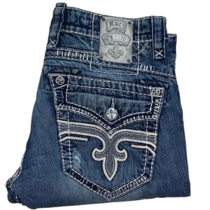 Rock Revival jeans - Rock Revival jeans Straight fit. W34 [Ytterbenslängd 97cm] [Innerbenslängd 73cm] [Midja 47cm] [Benöppning 22cm]