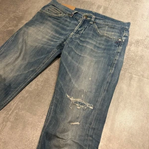 Dondup jeans George - Dondup jeans George! Trendigaste jeansen på marknaden. Skick 9/10. Ny pris = 4000 Säljs för 549. (Modellen har original slitningar från fabrik vilket är väldigt populärt) Om du har nån fråga är det bara att skriva. MVH/ Hugo