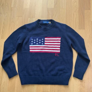 Mörkblå stickad tröja Polo Ralph Lauren - Är 175 och den passar på pricken så lägger xs på den, men det står S. 