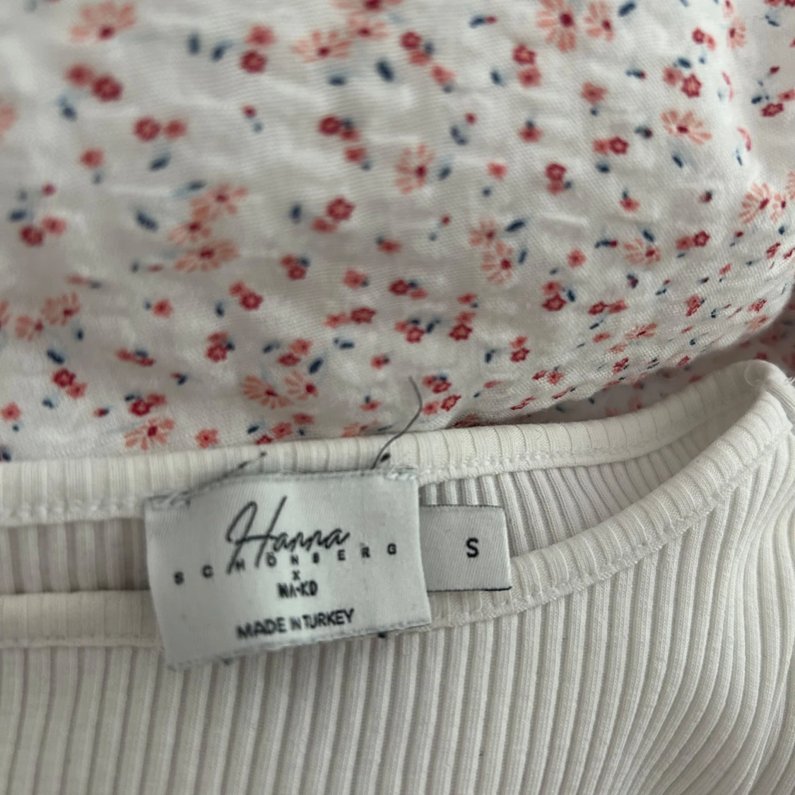 Vit ribbad topp med cut out från NA-KD - 2