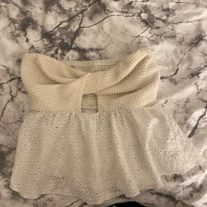 Vit tubtopp  - Supersöt vit tubtopp med virkad överdel och broderad spets nertill. Toppen är ärmlös och har en twistad detalj framtill. Jag köpte den här på plick men den var tyvärr för stor 🤍skriv privat för fler bilder 💋