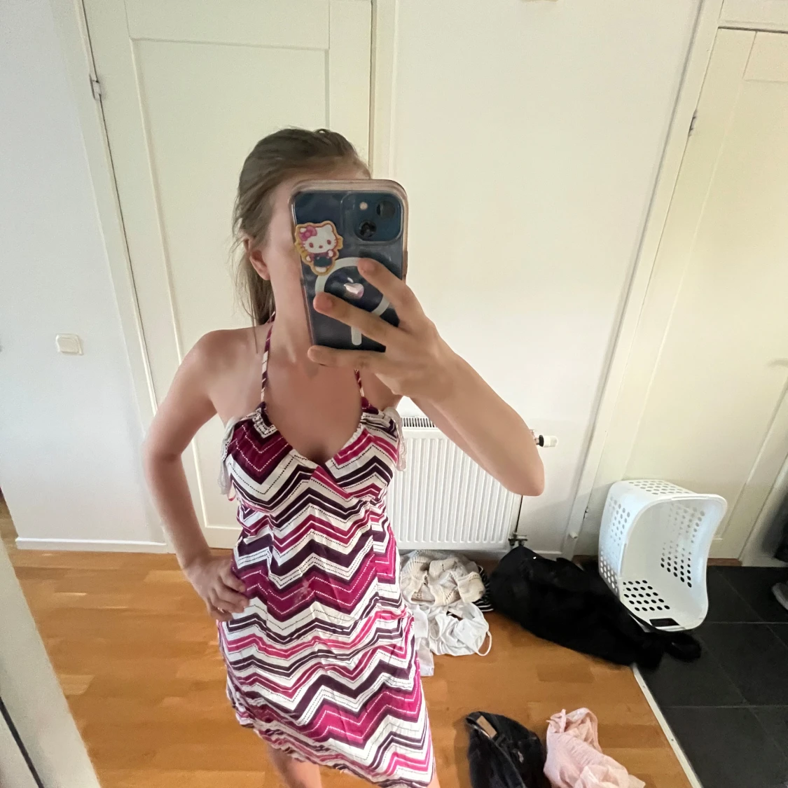 Randig kortklänning med halterneck - 3