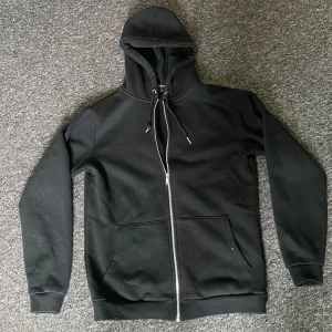 Smog zip hoodie  - Hoodien är i mycket bra skick använd max 5 gånger passar L/M  