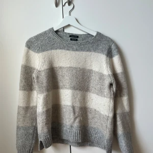 massimo dutti tröja  - en ulltröja från massimo dutti, lite nopprig annars fint. enda fläcken jag hittar är den lilla på sista bilden. står inte storlek men S/M