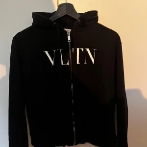 Svart VLTN hoodie från Valentino - Säljer min svarta Valentino hoodie i storlek S. Skick 8/10 sparsamt använd. Liten flaw därav priset inget som syns vid användning dock. Priset är inte hugget i sten kan gå ner lite vid snabb affär 🤝