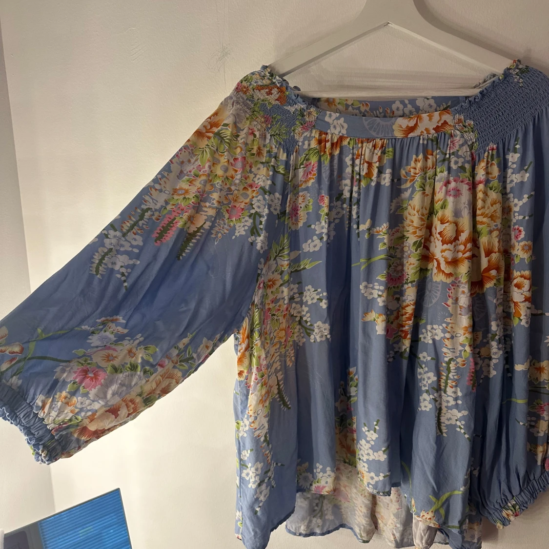 Blommig blå blus med vida ärmar - 1