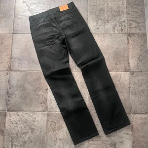 Nudie LowSlimJim - Säljer dessa skit feta vintage nudie jeansen i modellen LowSlimJim som ej tillverkas längre, jeansen är i mycket fint skick och är i storlek W32/L34, hör av er vid funderingar!💯