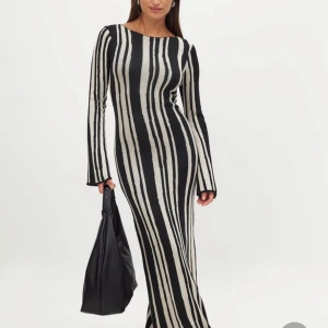 Nakd Klänning - Använd endast ett fåtal gånger och är i mycket bra skick!  En figurnära och bekväm klänning med unikt mönster i svart och beige. Perfekt till både vardag och fest! Säljer den enbart för att den inte riktigt passar min stil längre.  Pris innan: 799 Pris nu: 299 (pris kan diskuteras) 