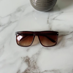Rayban Boyfriend identiska solglasögon  - Säljer dessa sjukt snygga solglasögon som är identiska till Rayban Boyfriend! De är helt nya aldrig använda! Skriv vid intresse eller funderingar!🙌