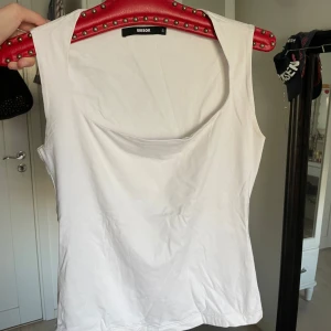 Vit topp från Bik Bok - Jättesnygg topp från Bik Bok med snygg draperad urringning. 