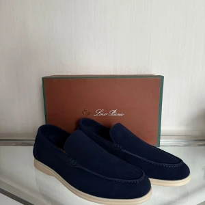 Loro Piana loafers - Säljer nu dessa feta mörkblåa Loro Piana loafers i storlek 43. Skorna är sprillans nya och har bara testats inomhus. Perfekta skor nu inför sommaren för att ge dig en exklusiv och stilren look. Inget äktehetsbevis eller kvitto medföljer (därav pris) ‼️Vid frågor eller funderingar är det bara att höra av sig☀️Kan gå ner i pris vid snabb affär!