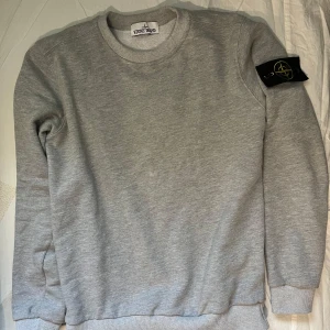 Grå sweatshirt från Stone Island - Mycket bra skick, använd 5 gånger. Den är storlek M men passar dig som har S.  Modellen på bilden är 173. 