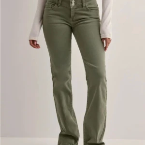 Low Waist Bootcut Stitch Jeans - gröna bootcut jeans från Nelly i strl. 40, aldrig använda. Nypris 699 kr. 