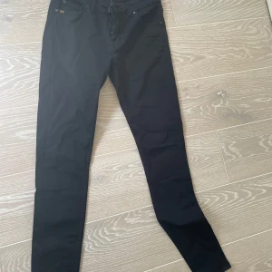 Tiger of sweden jeans - Säljer ett par riktigt feta svarta tiger of sweden jeans, väldigt snygga och passar till allt, byxorna har 5 fickor design och den snygga typiska detaljerna på bakfickorna, dom går att kombinera till allt och passar bra, sitter fint på benen. Byxorna är i nyskick har inte användts någon gång. Storlek W28 L32, tveka inte på att höra av dig vid minsta lilla fundering🤩
