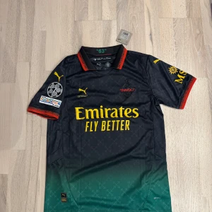 Milan x Off-White Leao 10 - Helt ny med tagg. Storlek M. Skriv ifall ni vill ha mer bilder.