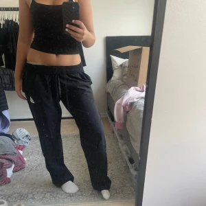 Adidas track pants - Adidas track pants (träningsbyxor), köpt för flera år sen och har använts sparsamt, har inga defekter. Det är herrmodell men passar även kvinnor. Nypris: 599kr mitt pris: 199kr. Kontakta mig vid frågor💕☺️
