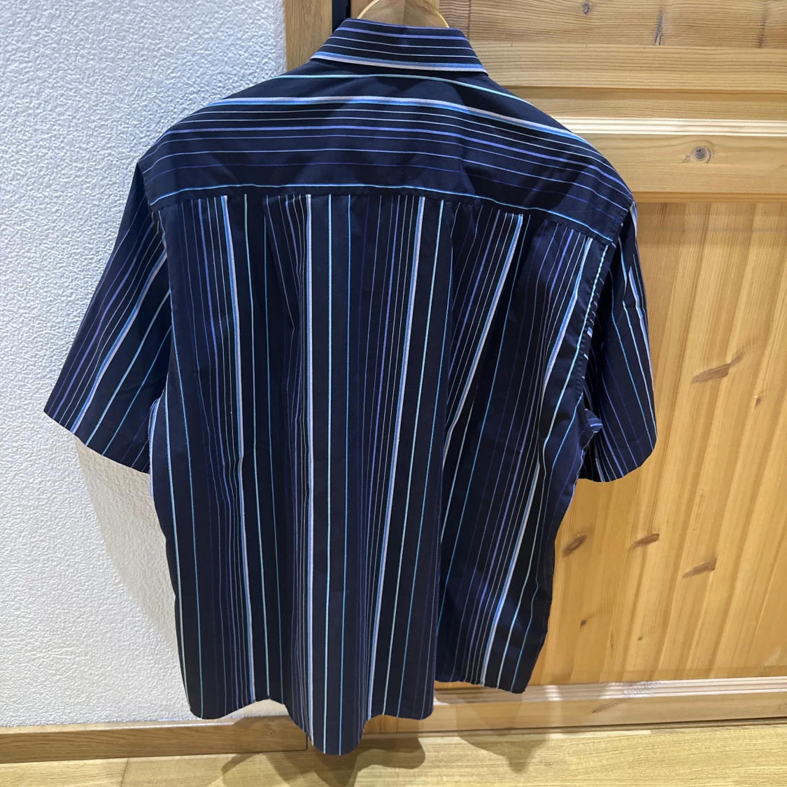 Mörkblå randig kortärmad skjorta - 1