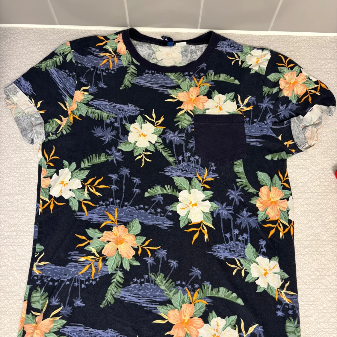 Blommig t-shirt med ficka