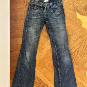 Lowwaist bootcut jeans - Säljer dessa super snygga jeans då jag har många liknande! Det står ingen storlek i dem men de passar mig som brukar ha s/m i jeans och e 170 cm lång, innebenslängd 84 cm, midjemått i bild 💗 