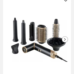 Multistyler  - Säljer denna multistyler från rusta, köpt för 999. Säljer pga av att jag har klippt mig och mitt hår är för kort för att använda denna. Använd ungefär 5 gånger. Inga fel eller defekter på den!🩷
