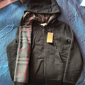 burberry kofta. - säljer en skön burberry kofta (oversized) riktigt skön. mer som M. lite loose fast S passar