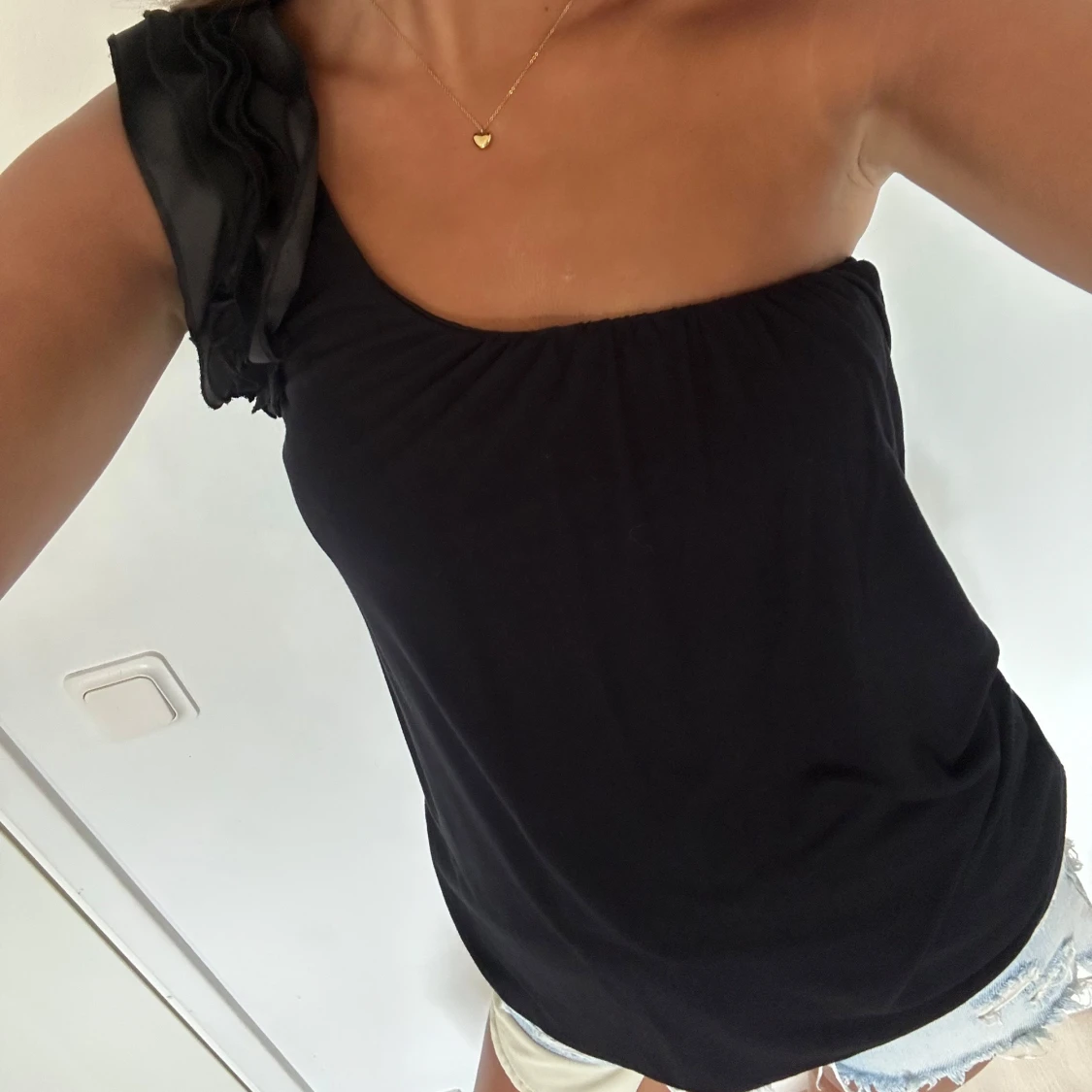 Svart oneshoulder topp med volang