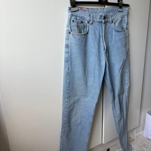 Ljusblå jeans från Crocker straight fit - Storleken är Waist 32 Längd 34 Ljusblå jeans från Crocker med klassisk femficksdesign och raka ben. Jeansen har normalhög midja.