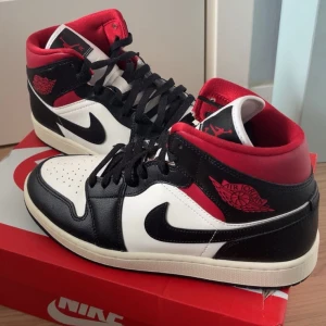 Air Jordan 1 Mid Gym Red Panda - Air Jordan 1 Mid Gym Red Panda. Skick 9/10, Använda 2-3 gånger, knappt märkbart Strl 42,5, ordinarie kartong saknas