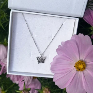 Äkta silverhalsband - Ett stilrent halsband i äkta silver med en söt fjärilsberlock. Fjärilen har fina detaljer som gör smycket unikt och charmigt.