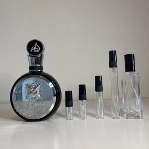 Lattafa Fakhar EdP parfymflaska - En perfekt parfym till varjedags parfym, med noter av citrus! 😁1ml: 13kr 2ml: 19kr 3ml: 22kr 5ml: 35kr 10ml: 59kr 30ml: 175kr 