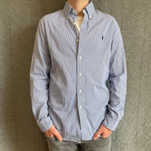 Ralph lauren skjorta  - Ralph lauren skjorta i mycket bra skick skjortan är i storlek M och är slim fit. Skriv gärna vid fler funderingar.