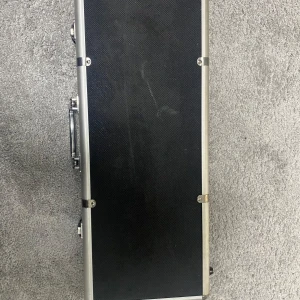 Pokerset - Det här är ett pokerset i en snygg aluminiumväska, perfekt för pokerkvällar med vänner! Setet innehåller marker i olika färger, två kortlekar och tärningar. Allt du behöver för att skapa en äkta casinokänsla hemma. Perfekt för dig som gillar spel och sociala kvällar.