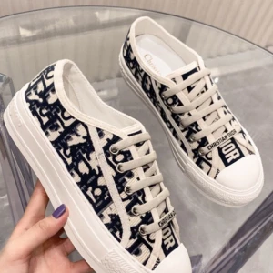 Dior sneakers med monogram i blått - Snygga Dior sneakers med klassiskt blått och beige monogrammönster. Dem är helt nya  Jag såld dem eftersom de inte är min stil, (vi kan diskutera priset)💖