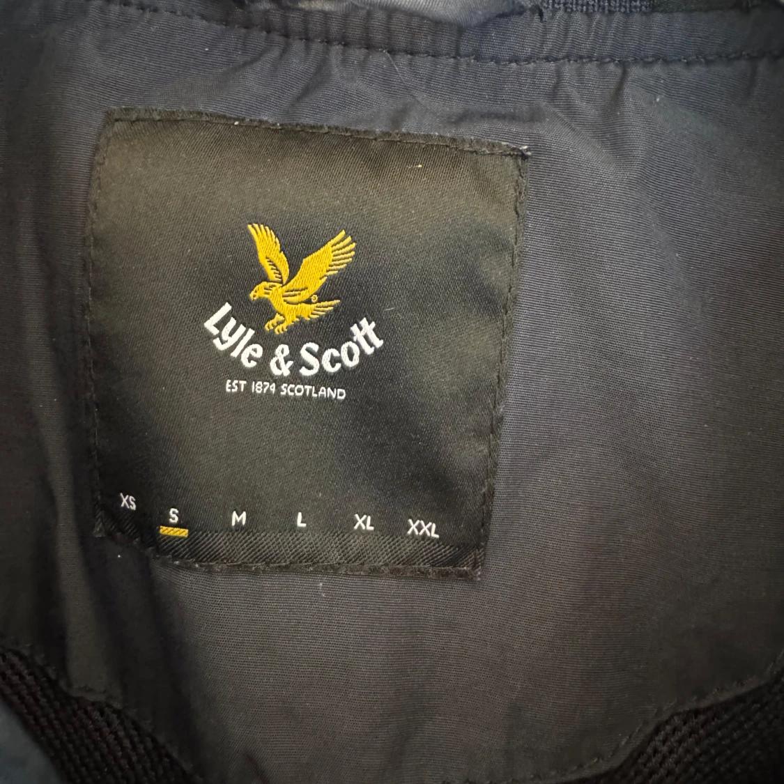 Mörkblå bomberjacka från Lyle & Scott - 2