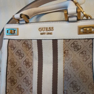Guess väska  - Fin väska, väl använd men i ok skick 