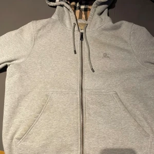 Burberry zip - 1kr