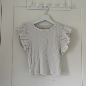Vit volang topp! - Supersöt vit volang topp, använd fåtal gånger men inga defekter! Hör av dig vid frågor eller fler bilder💗