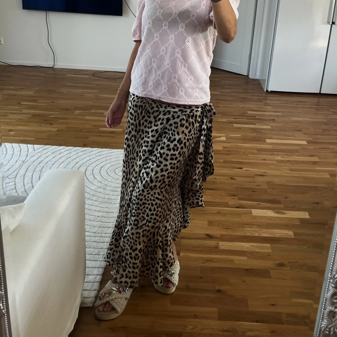 Leopardmönstrad omlottkjol med volang