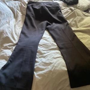 Svarta kostymbyxor från Gina Tricot - Säljer ett par svarta kostymbyxor från Gina Tricot i storlek S. Byxorna har använts 1-2 gånger och är i bra skick