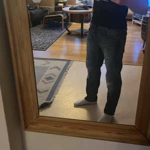 Jack & Jones svarta tapered jeans 31/30 - Säljer ett par svarta jeans från Jack & Jones, modell Tapered Mike. Helt nytt skick nu pris 539kr. 