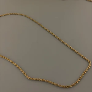 Tunn guldhalskedja med tvinnad länk - Säljer 2 Cordell halslänkar i rostfritt stål! Väldigt fina och eleganta. 120kr st! oanvända