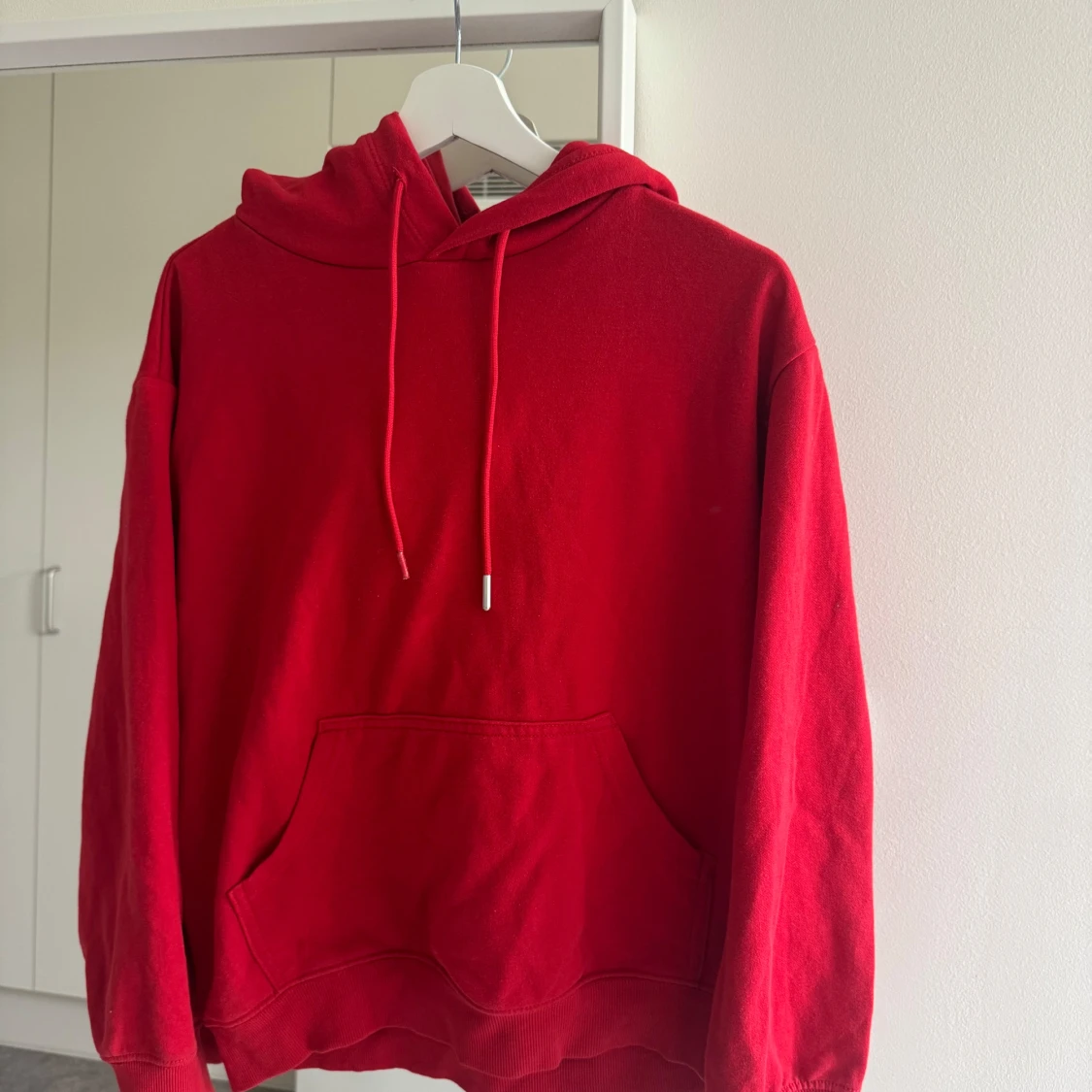 Röd hoodie med luva