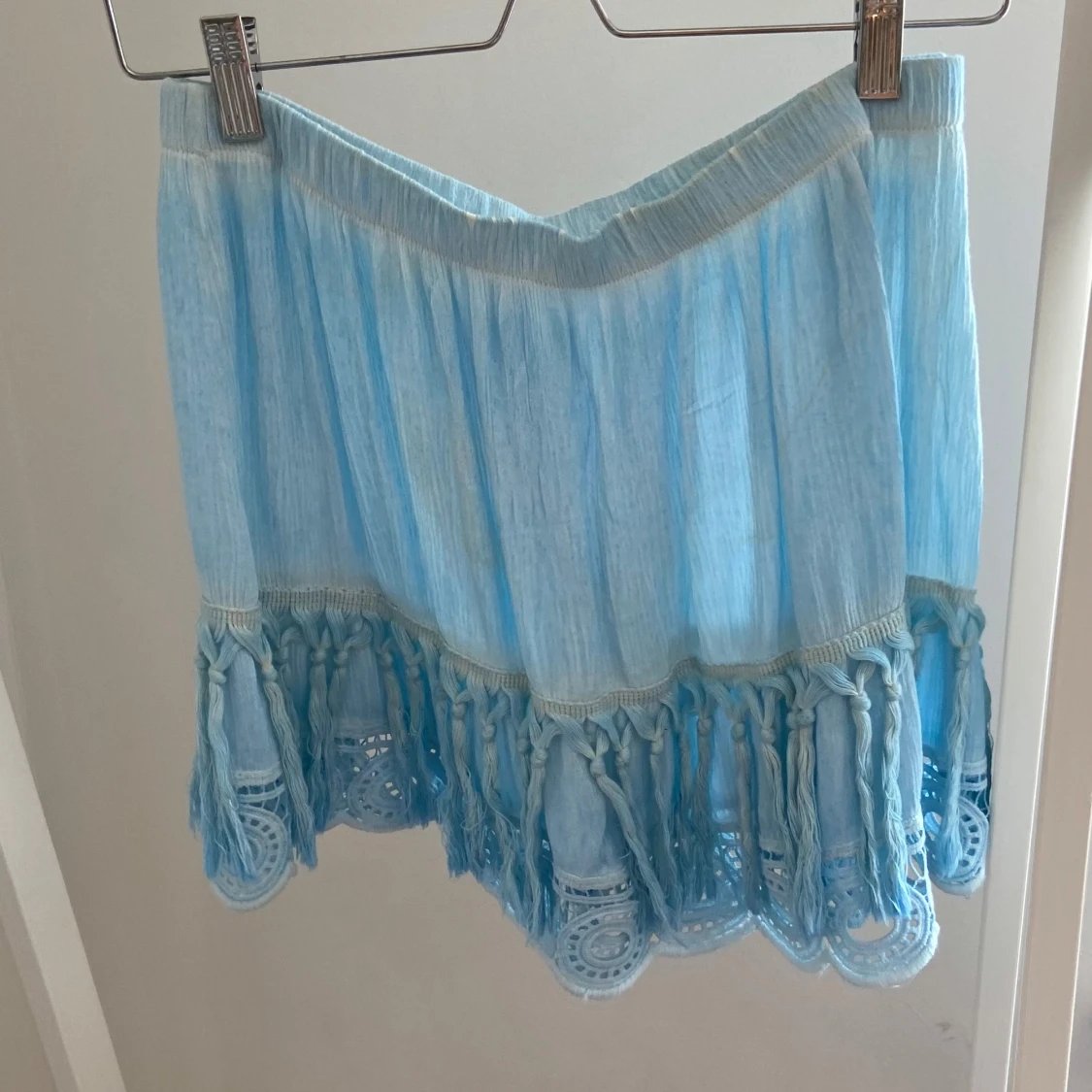 Ljusblå kortkjol med volang och spets - 1